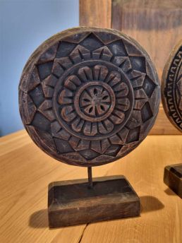 Ornament hout rond op voet Medium