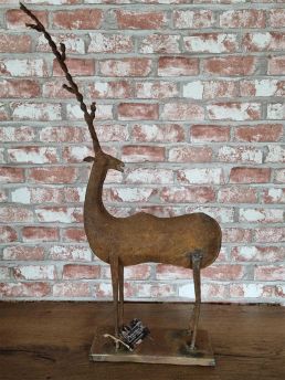 Antilope op voet metaal roest