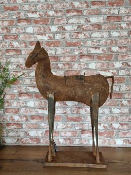 Paard op voet metaal roest