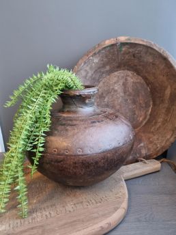 Oude geroeste metalen pot 32x32x30